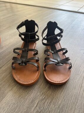 Universal Thread Black Strappy Gladiator Sandals with Tan Footbed
